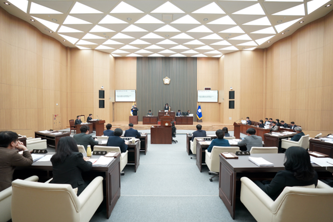 ▲ 춘천시의회가 4일부터 16일간 열린 임시회에서 조례안 심사, 2025년도 당초예산안 등 주요 안건 처리, 결의문 채택, 5분 자유발언을 통해 다양한 시정 현안이 논의됐다. ⓒ춘천시의회