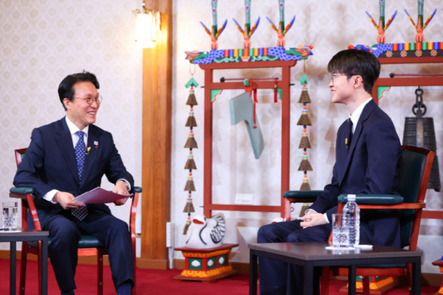 ▲ 김민석 국무총리(왼쪽)가 지난 18일 서울 국무총리 공관에서 프로게이머 ‘페이커’ 이상혁 선수를 초청해 ‘제7차 토론나라: 총리의 인터뷰’를 진행하고 있다. ⓒ연합뉴스