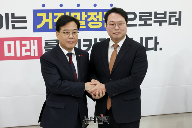 ▲ 송언석 국민의힘 원내대표와 천하람 개혁신당 원내대표가 17일 오전 국회에서 '통일교 특검'관련 회동 전 악수를 하고 있다. ⓒ이종현 기자