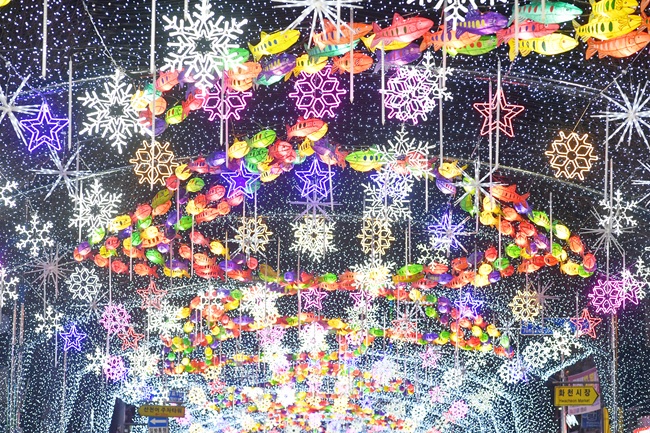 ▲ 화천군이 20일 오후 6시 화천읍 중앙로 일대에서 선등거리 점등식을 개최했다. ⓒ화천군