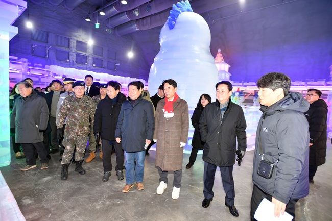 ▲ 2026 얼음나라 화천산천어축제의 인기 프로그램인 실내얼음조각광장 타빙식이 20일 화천군 화천읍 서화산 다목적광장에서 열렸다. 김진태 지사, 최문순 군수, 신경호 도교육감을 비롯한 기관사회단체장들이 실내얼음조각광장 내부를 둘러보고 있다. ⓒ화천군