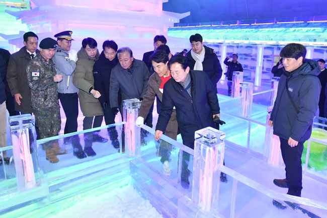 ▲ 2026 얼음나라 화천산천어축제의 인기 프로그램인 실내얼음조각광장 타빙식이 20일 화천군 화천읍 서화산 다목적광장에서 열렸다. 김진태 지사, 최문순 군수, 신경호 도교육감을 비롯한 기관사회단체장들이 실내얼음조각광장 내부를 둘러보고 있다. ⓒ화천군