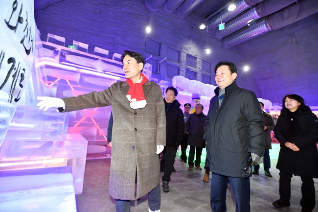 ▲ 2026 얼음나라 화천산천어축제의 인기 프로그램인 실내얼음조각광장 타빙식이 20일 화천군 화천읍 서화산 다목적광장에서 열렸다. 김진태 지사, 최문순 군수, 신경호 도교육감을 비롯한 기관사회단체장들이 실내얼음조각광장 내부를 둘러보고 있다. ⓒ화천군