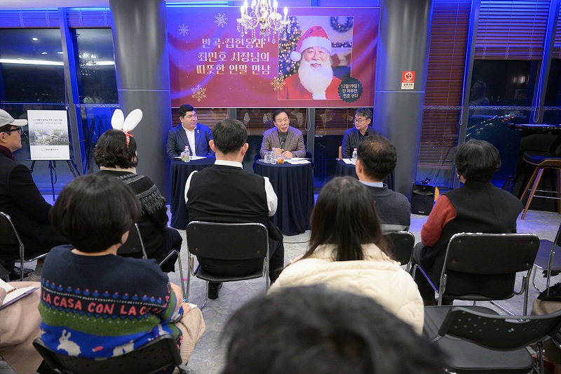 ▲ 최민호 세종시장이 지난 19일 반곡동에서 21번째 ‘시장과 함께하는 1박2일’ 주민소통 행사를 하고 있다.ⓒ세종시