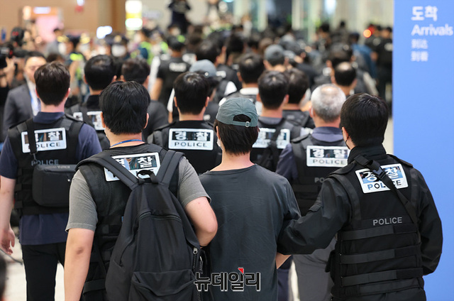 ▲ 2025년 10월, 캄보디아에서 범죄에 가담했다가 이민 당국에 구금된 한국인 64명이 국내로 송환돼 인천국제공항 입국장으로 들어서고 있다. ⓒ뉴데일리DB