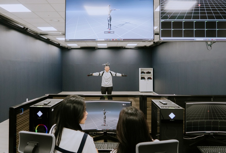 ▲ 학생들이 바이오헬스플래닛에서 AI·로봇·IoT 기술을 활용한 체험을 진행하고 있다.ⓒ단국대