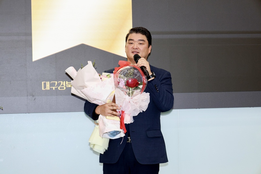 ▲ 류종우 대구시의원이 18일 대구 엑스코(EXCO)에서 열린 대구경북인터넷기자협회 정기총회에서 우수의원상을 받았다.ⓒ대구경북인터넷기자협회