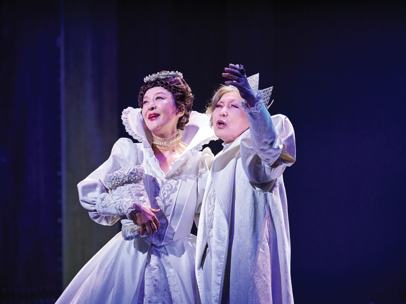 ▲ 2022년 국립극장 해오름극장에서 공연된 연극 '햄릿'에서 앙상블로 출연한 故 윤석화 배우.ⓒ신시컴퍼니