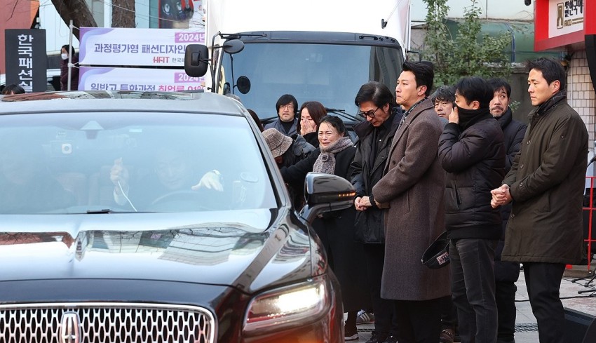 ▲ 21일 오전 서울 종로구 한예극장 앞에서 열린 배우 고 윤석화의 노제에서 동료들이 운구차를 배웅하고 있다.ⓒ연합뉴스