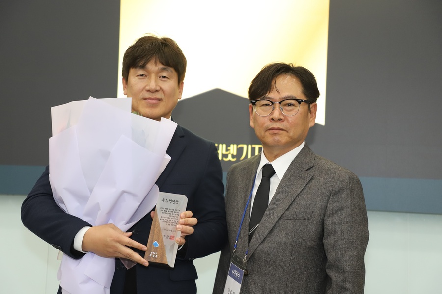 ▲ 대구 달성군이 18일 대구 엑스코(EXCO)에서 열린 대구경북인터넷기자협회 2025년 정기총회에서 우수행정상을 받았다.ⓒ대구경북인터넷기자협회