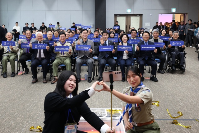 ▲ 정명근 시장이 참석 내빈들과 함께 화성 서해마루 유스호스텔 개관식 세레모니를 하고 있다ⓒ화성시 제공