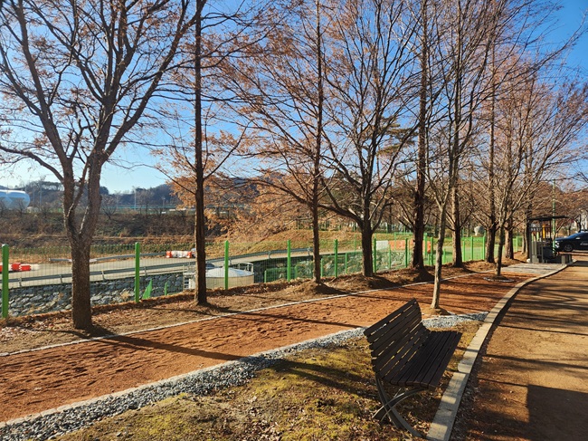 ▲ 영월군이 군민의 건강증진과 여가 환경 개선을 위해 추진한 '스포츠파크 맨발 걷기 길 조성 사업'을 완료했다. ⓒ영월군