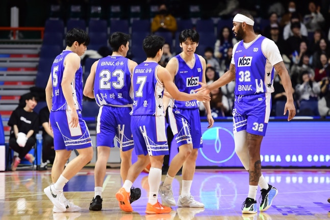 ▲ '슈퍼팀' KCC가 kt를 꺾고 파죽의 6연승을 내달렸다.ⓒKBL 제공