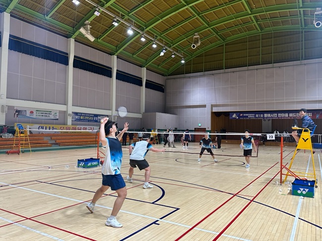 ▲ 한국동서발전(주)동해발전본부가 지난 21일 동해발전본부 주최로 제1회 동해시민 한마음 배드민턴대회를 웰빙레포츠타운에서 개최했다. ⓒ한국동서발전(주)동해발전본부