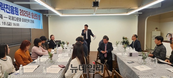 ▲ 국제다문화미래전략진흥원이 개최한 ‘2025 송년의 밤’ 행사에서 정명국 의원(가운데)이 인사말을 하고 있다.ⓒ김경태 기자