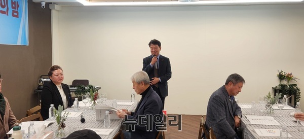 ▲ 19일 국제다문화미래전략진흥원가 주최 송년회에서 김한수 전 배제대 부총장(가운데)이 인사말을 하고 있다.ⓒ김경태 기자