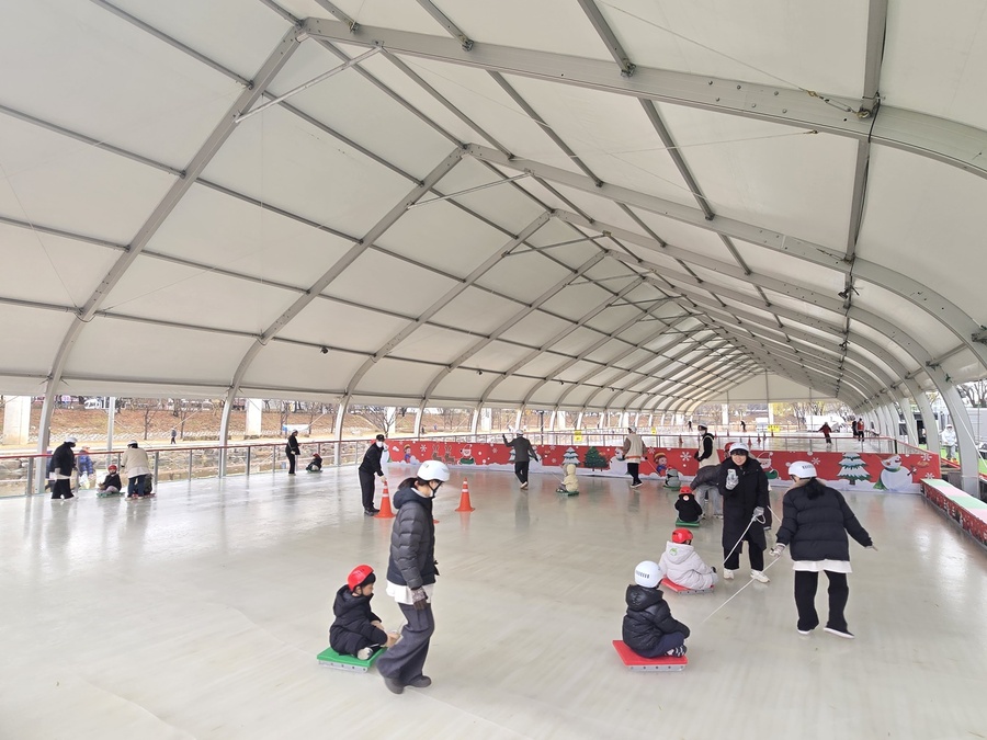 ▲ 대구 북구청(청장 배광식)은 19일 팔거천 럭키광장에 조성한 팔거천 야외스케이트장을 정식 개장하고 본격적인 운영에 들어갔다.ⓒ대구 북구청