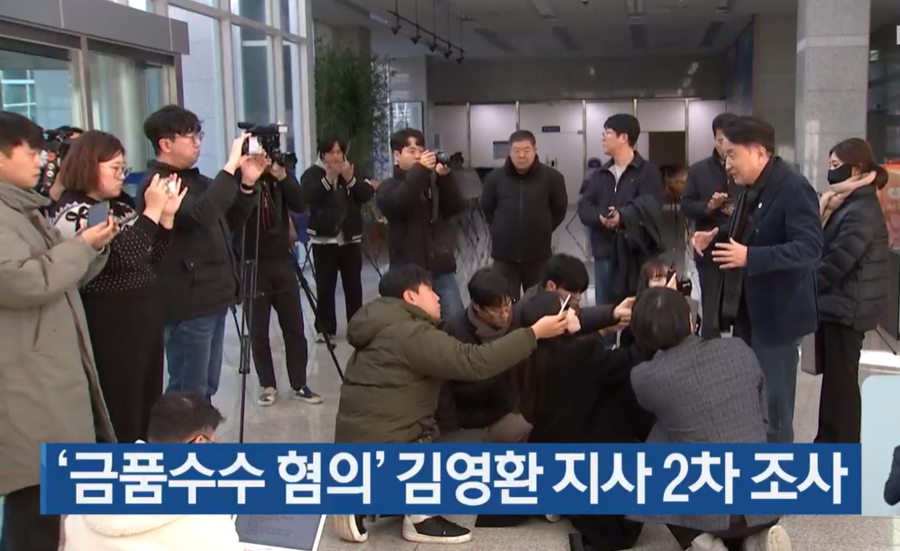 ▲ 지역 체육계 인사로부터 금품을 수수한 혐의를 받고 있는 김영환 충북지사가 21일 충북경찰청에 출석해 약 5시간에 걸친 2차 소환 조사를 받은 뒤 청사를 나서며 취재진 앞에서 입장을 밝히고 있다. 김 지사는 “5개월간 수사가 진행됐지만 직접 증언이나 증거는 하나도 제시되지 않았다”며 혐의를 전면 부인했고, 경찰은 조사 내용과 확보한 자료를 토대로 구속영장 신청 여부를 검토 중이다.ⓒKBS뉴스 갭처