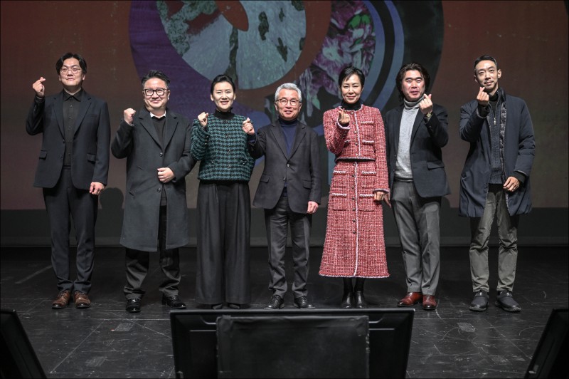 ▲ 왼쪽부터 이승훤 서울시국악관현악단 단장, 김덕희 서울시뮤지컬단 단장, 윤혜정 서울시무용단 단장, 안호상 세종문화회관 사장, 박혜진 서울시오페라단 단장, 이영만 서울시합창단 단장, 이준우 서울시극단 단장.ⓒ세종문화회관