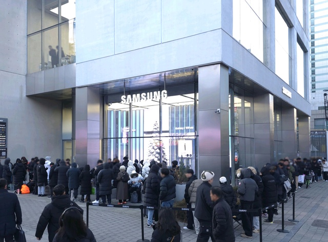 ▲ 지난 12일 삼성 강남 외부에서 '갤럭시 Z 트라이폴드'를 구매하기 위해 대기하고 있는 고객들.ⓒ삼성전자