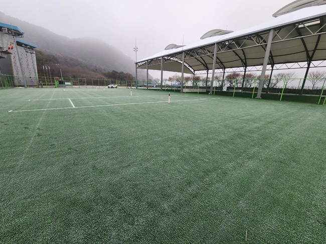 ▲ 춘천도시공사가 송암스포츠타운 내 족구장의 노후 바닥 교체 공사를 완료하고 오는 24일부터 시민들에게 새롭게 개방한다. ⓒ춘천도시공사