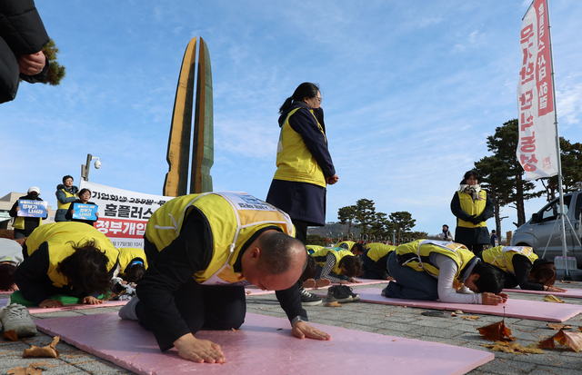 ▲ 마트산업노동조합 조합원들이 지난 17일 서울 용산구 대통령실 인근에서 기업회생 258일을 맞아 홈플러스 사태해결 정부개입 촉구 258배를 하고 있다. ⓒ뉴시스