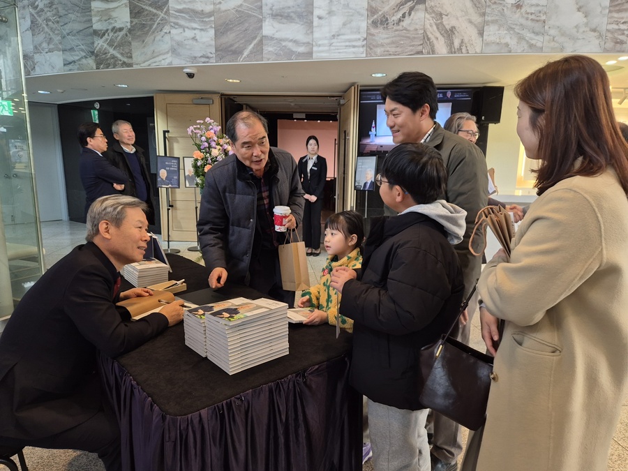 ▲ 사진은 북콘서트 서명중인 김상동 경북도교육감 출마예정자.ⓒ김상동