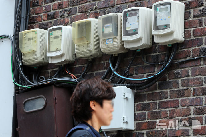 ▲ 22일 서울 시내 한 주택가에 전기계량기가 작동되고 있다.ⓒ뉴시스