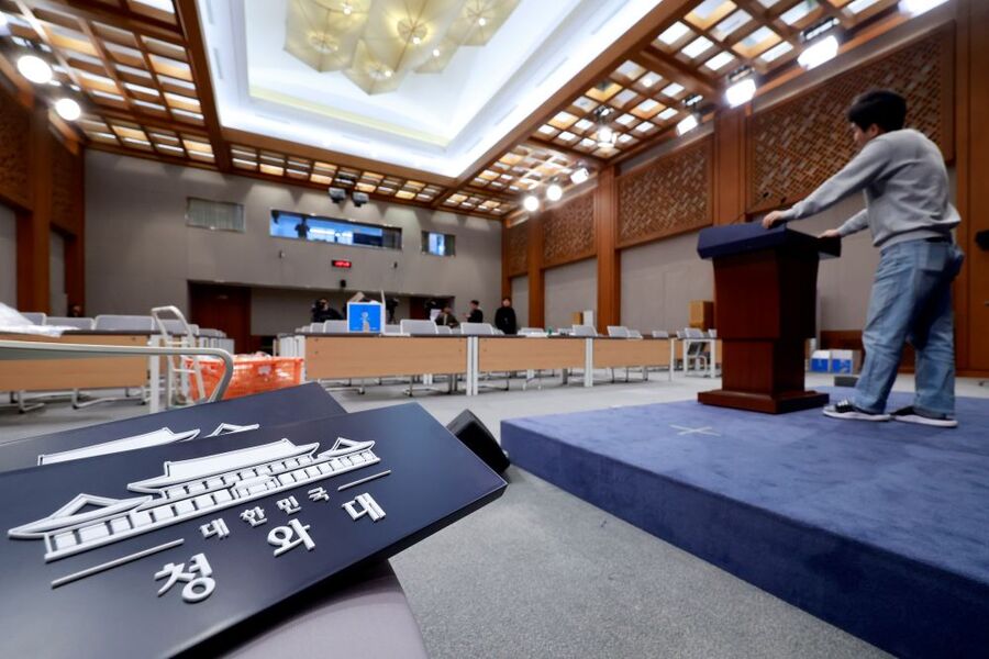 ▲ 대통령실이 청와대 이전을 진행 중인 21일 청와대 춘추관에서 직원과 취재진이 브리핑룸 점검을 하고 있다. ⓒ뉴시스