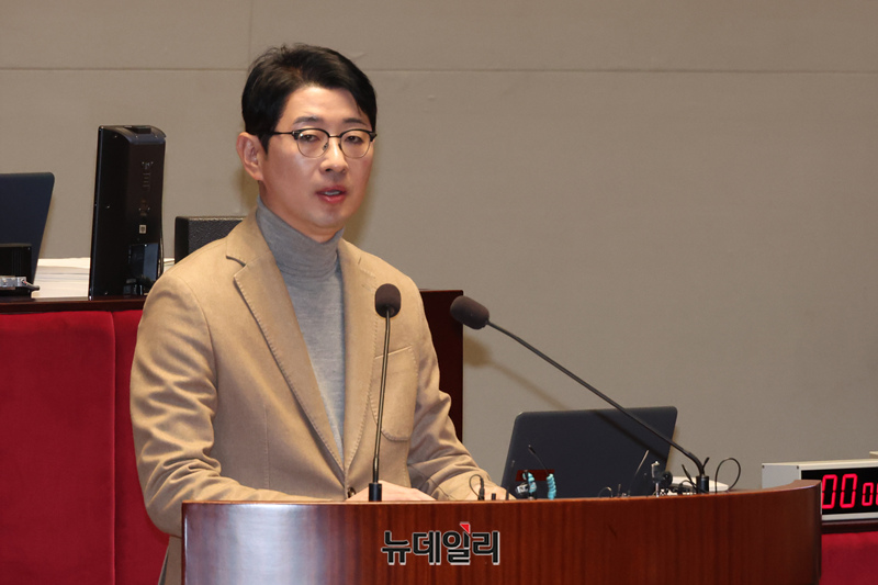 ▲ 주진우 국민의힘 의원이 8일 오전 국회에서 열린 의원총회 및 이재명 정권 독재악법 국민고발회에서 발표하고 있다. ⓒ이종현 기자