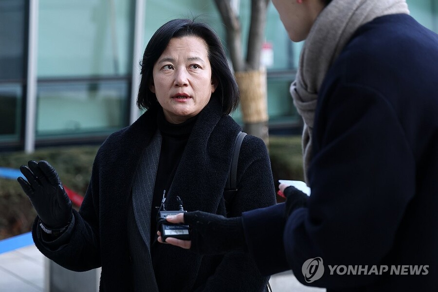 ▲ 최근 법무부 인사에서 고검검사급 보직으로 사실상 강등된 정유미 검사장이 22일 서울행정법원에서 열린 집행정지 신청 심문기일에 출석하며 취재진 질문에 답하고 있다. ⓒ연합뉴스