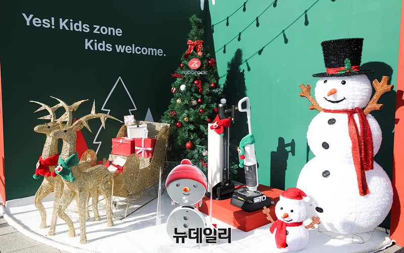 ▲ 로보락이 스타필드 고양점에 내년 1월 2일까지 '메리 클린마스'를 주제로 아이스링크 팝업을 진행한다. ⓒ서성진 기자