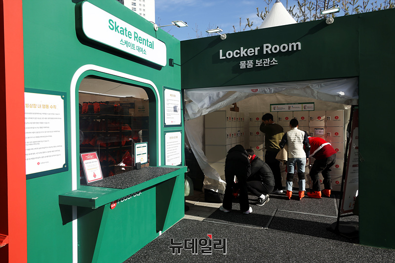 ▲ 로보락이 스타필드 고양점에 내년 1월 2일까지 '메리 클린마스'를 주제로 아이스링크 팝업을 진행한다. ⓒ서성진 기자