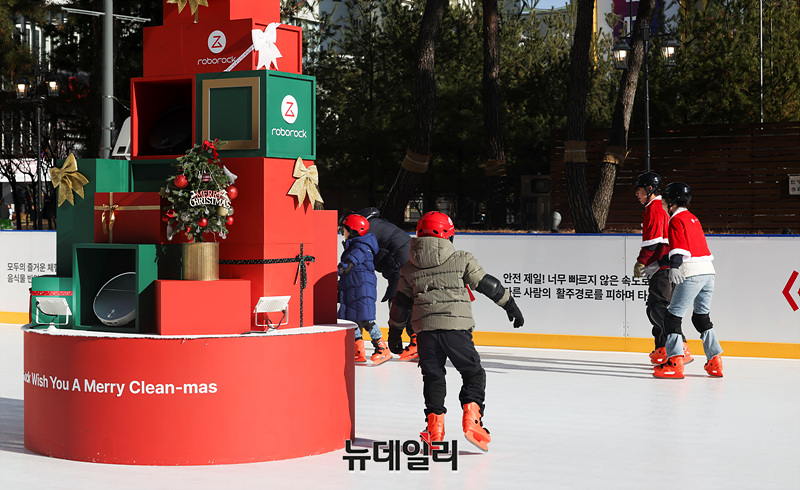 ▲ 로보락이 스타필드 고양점에 내년 1월 2일까지 '메리 클린마스'를 주제로 아이스링크 팝업을 진행한다. ⓒ서성진 기자