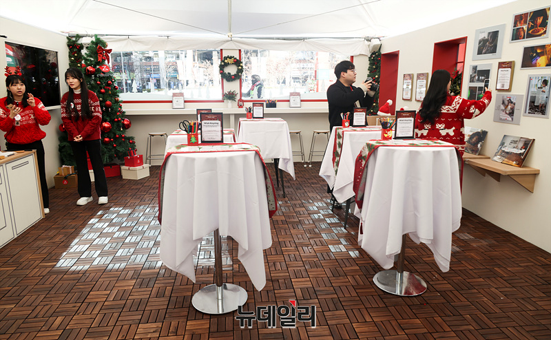 ▲ 로보락이 스타필드 고양점에 내년 1월 2일까지 '메리 클린마스'를 주제로 아이스링크 팝업을 진행한다. ⓒ서성진 기자