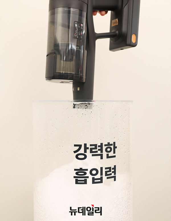 ▲ 로보락이 스타필드 고양점에 내년 1월 2일까지 '메리 클린마스'를 주제로 아이스링크 팝업을 진행한다. ⓒ서성진 기자