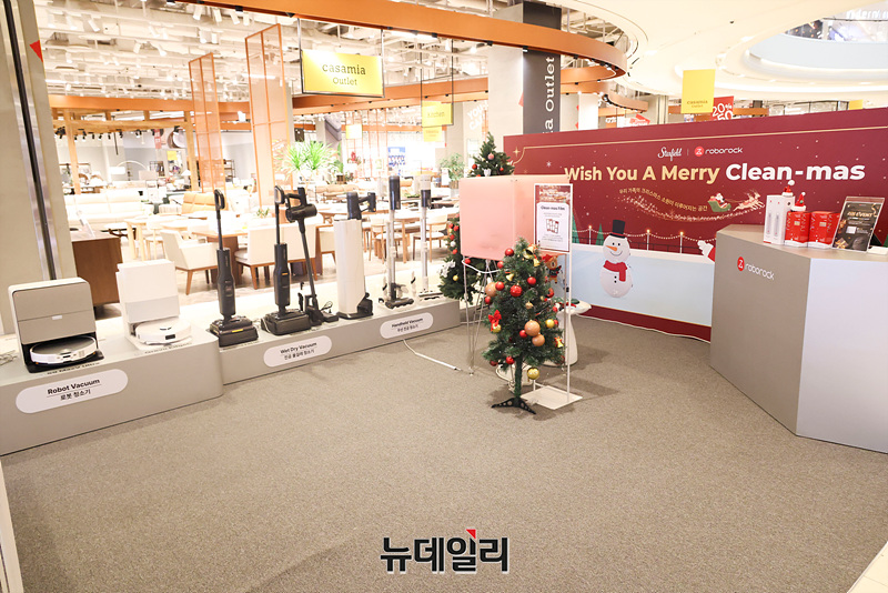 ▲ 로보락이 스타필드 고양점에 내년 1월 2일까지 '메리 클린마스'를 주제로 아이스링크 팝업을 진행한다. ⓒ서성진 기자