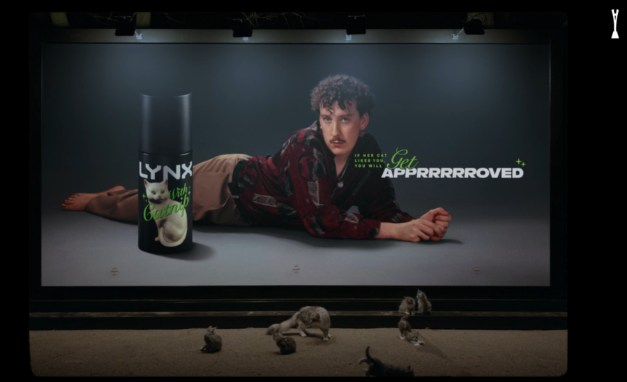 ▲ 런던 크리스털 팰리스 공원에 배치된 린스 위드 캣닢 옥외광고에 고양이들이 다가와 있다. ⓒ유로베스트