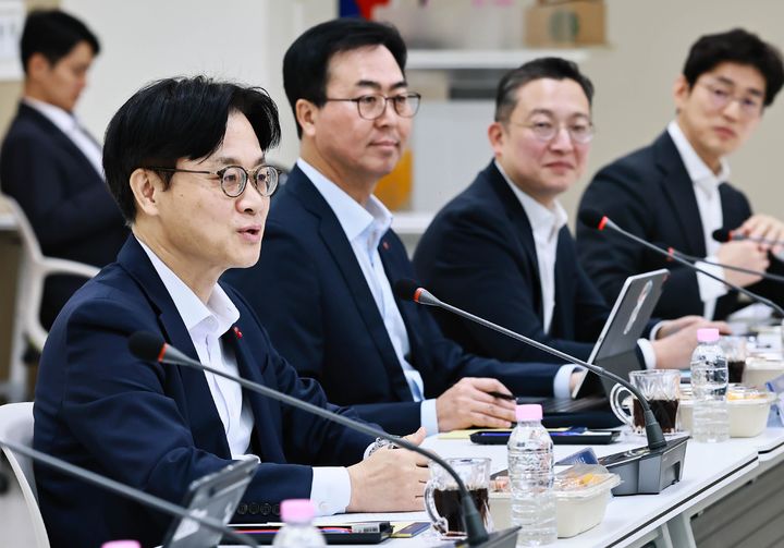 ▲ 김정관 산업통상부 장관이 지난달 26일 전남 여수시 한국산업단지공단 전남본부 대회의실에서 '여수지역 석유화학기업 간담회'를 주재하고 있다.ⓒ산업통상부