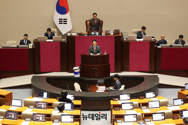 ▲ 장동혁 국민의힘 대표가 22일 국회에서 열린 본회의에서 '12.3 윤석열 비상계엄 등에 대한 전담재판부 설치 및 제보자 보 호 등에 관한 특별법안'에 대한 반대 무제한토론에 앞서 우원식 국회의장에게 인사를 하고 있다. ⓒ이종현 기자