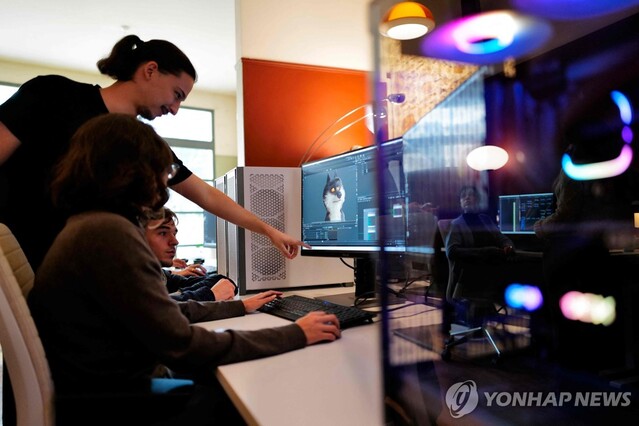 ▲ 인공지능(AI) 관련 프로그램으로 일을 하고 있는 직원들. 출처=AFPⓒ연합뉴스