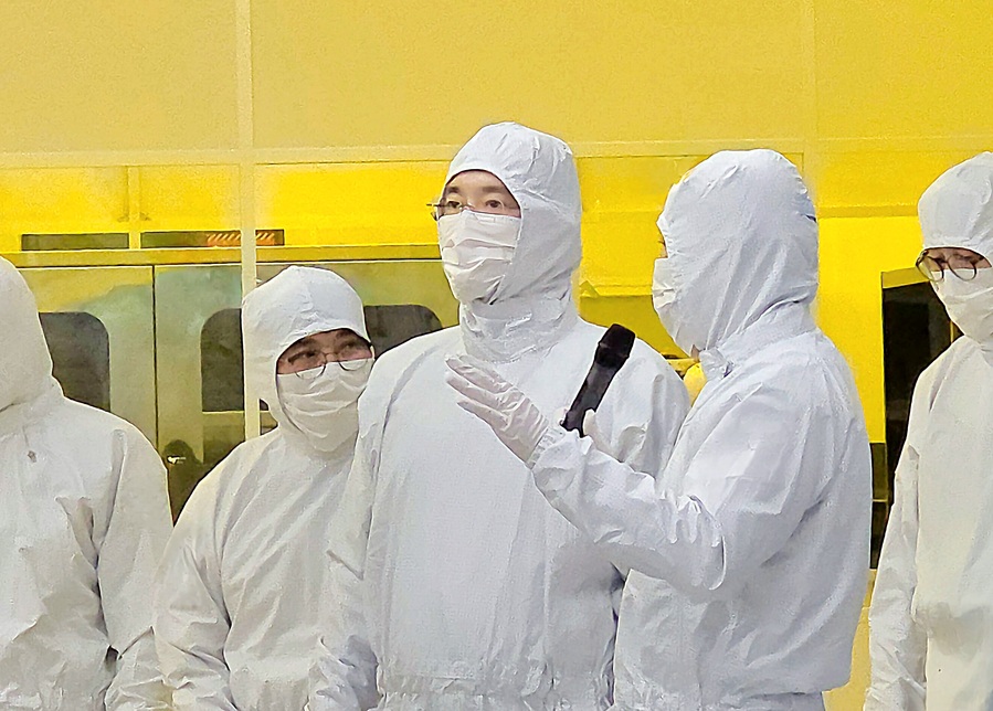 ▲ 이재용 삼성전자 회장이 22일 삼성전자 기흥캠퍼스 내 첨단 복합 반도체 연구개발(R&D) 센터인 NRD-K 클린룸 시설을 살펴보고 있다.ⓒ삼성전자