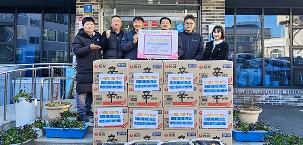 ▲ DIG 에어가스(주) 신정범 대전공장장이 22일 이웃돕기 성금과 물품 등 총 500만 원 상당을 대화동에 기탁했다. ⓒ대덕구