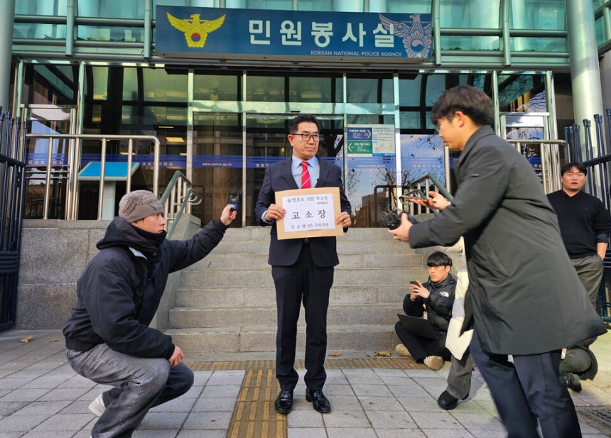 ▲ 김규환 전 미래통합당 의원의 대리인 장승호씨가 22일 서울 서대문구 경찰청 민원실에서 윤영호 전 통일교 세계본부장에 대한 고소장을 제출하며 취재진 질문에 답하고 있다. ⓒ연합뉴스