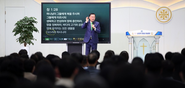 ▲ 장방식 대전담임이‘생로병사(生老病死)’를 주제로 한 대성회에서 성찰을 위한 말씀을 전달하고 있다. ⓒ신천지 대전교회