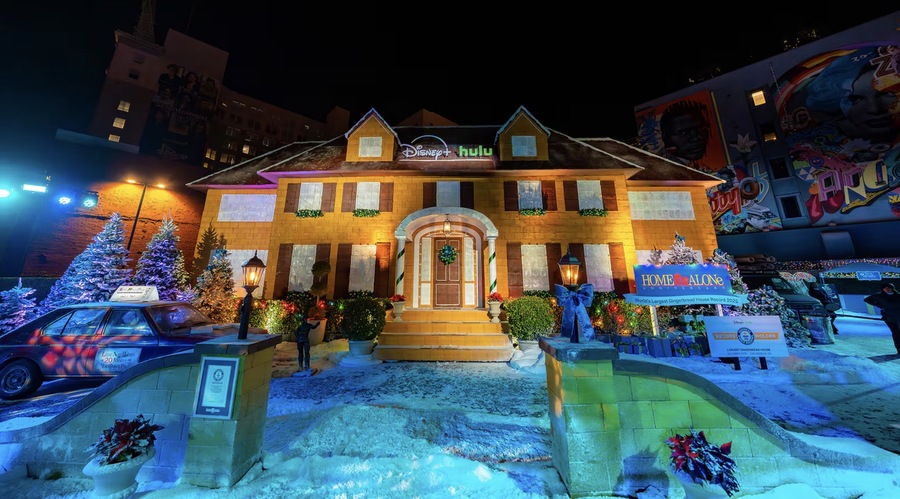 ▲ 디즈니+가 영화 '나홀로집에' 35주년을 기념해 만든 진저브레드 하우스. ©Disney+