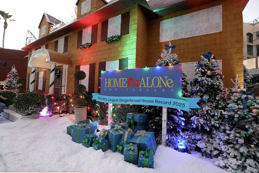 ▲ 디즈니+가 영화 '나홀로집에' 35주년을 기념해 만든 진저브레드 하우스. ©Disney+