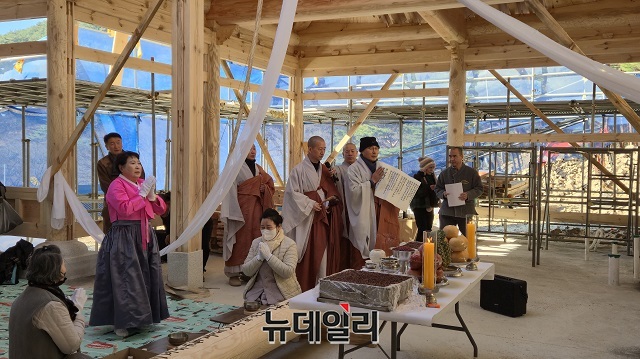 ▲ 포항 내연산 보경사에서 22일 설선당(說禪堂) 요사채 신축 상량식에서 탄원 주지 스님이 축문을 읽고 있다.ⓒ뉴데일리