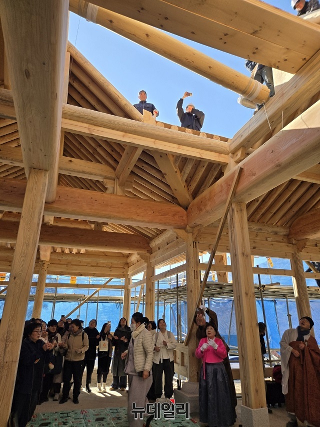 ▲ 포항 내연산 보경사에서 22일 설선당(說禪堂) 요사채 신축 상량식이 봉행되고 있다.ⓒ뉴데일리