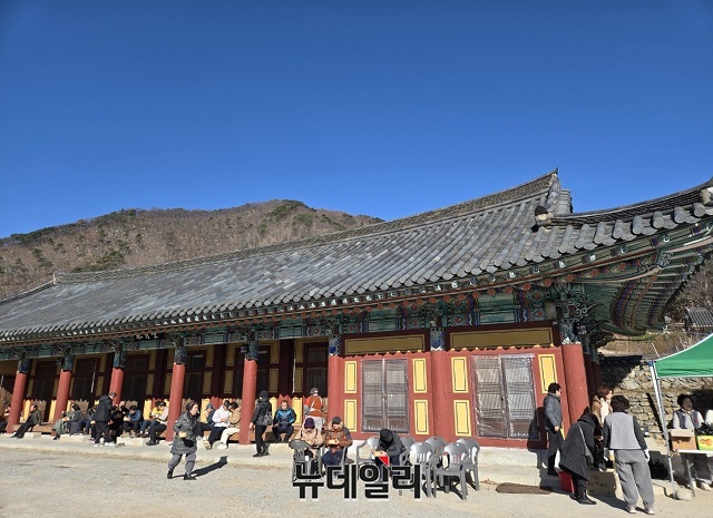 ▲ 22일 동지를 맞아 포항 내연산 보경사를 찾은 신도와 시민들이 삼삼오오 모여 앉아 팥죽을 먹고 있다.ⓒ뉴데일리